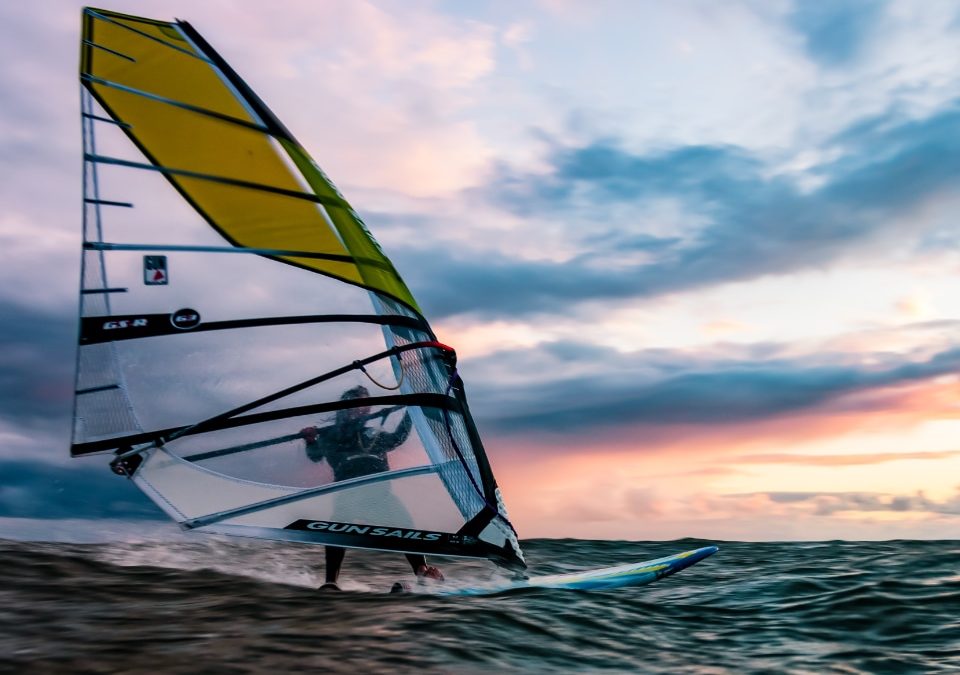 Marcha atrás y sin control haciendo windsurf: corrige el rumbo de tu Google Ads